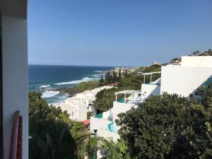 vistas al océano desde un edificio en Stylish Sea View Apartment in Santorini Estate. en Ballito