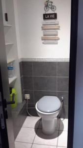 Koupelna v ubytování T1 à 10 minutes de la Rochelle
