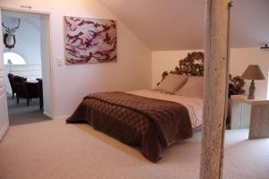 Un pat sau paturi într-o cameră la Domaine du Moulin de l'Etang