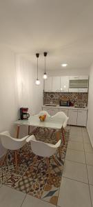 Η κουζίνα ή μικρή κουζίνα στο Theo House