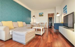 een woonkamer met een bank, een tv en een tafel bij 1 Bedroom Cozy Apartment In Cannes in Cannes