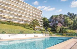 een zwembad voor een gebouw bij 1 Bedroom Cozy Apartment In Cannes in Cannes
