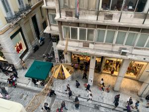 una vista aérea de la gente caminando frente a una tienda en GK Ermou Str, en Atenas