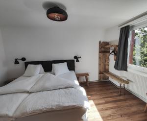 ein Schlafzimmer mit einem großen Bett und einem Fenster in der Unterkunft Berghotel Weisshorn in Törbel