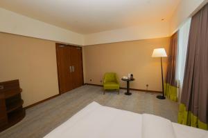 Postel nebo postele na pokoji v ubytování The Grand Lux Hotel