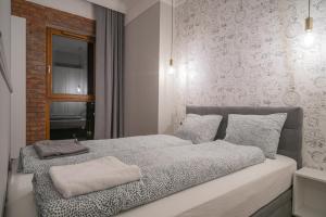 een slaapkamer met een bed en een raam bij Labo Apartment Metro Młociny in Warschau