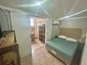 1 dormitorio pequeño con 1 cama en una habitación en Residencial Samuel, en Bombinhas