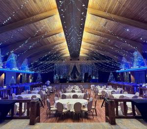 un salón de banquetes con mesas, sillas y luces en Oglebay Resort, en Wheeling