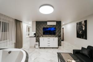 baño grande con bañera y lavamanos en Kiss Apartment en Šilutė