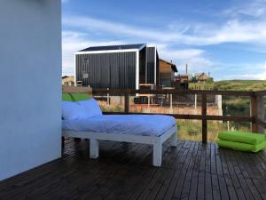 een bed op een terras met een huis erop bij Vale de cambara III in Cambará