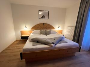 1 dormitorio con 1 cama con 2 almohadas en LUSE Living, en Maurach