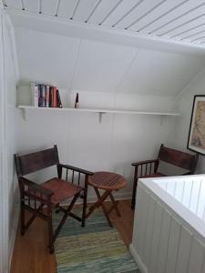 2 Stühle und ein Tisch im Wohnzimmer in der Unterkunft Röda villan 