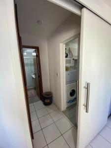 Baño con puerta que da a una lavandería en Apartamento edificio Cap Ferrat en la mansa Punta del Este, en Punta del Este