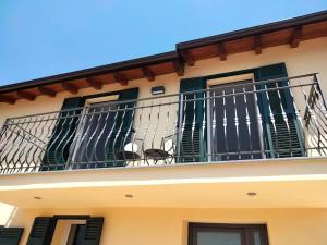 un gato sentado en el balcón de un edificio en Green House 2.0, en Pieve di Teco