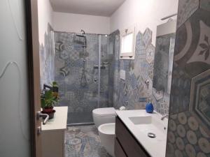 ein Bad mit einem WC, einer Dusche und einem Waschbecken in der Unterkunft Green House 2.0 in Pieve di Teco