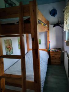 En eller flere senge i et værelse på Strandbungalow Wittower Heide 24