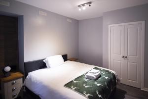 een slaapkamer met een bed met twee handdoeken erop bij The Black Isle Retreat in Inverness