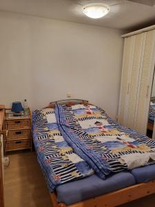 En eller flere senge i et værelse på Strandbungalow Wittower Heide 24