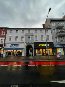 ein großes Gebäude in einer Stadtstraße mit einem Geschäft in der Unterkunft Pension Oase in Berlin