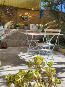 une table, deux chaises, une table et une clôture dans l'établissement Studette indépendante et coquette avec terrasse sur jardin, à Marseille