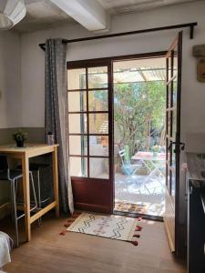 Fotografia z galérie ubytovania Studette indépendante et coquette avec terrasse sur jardin v destinácii Marseille