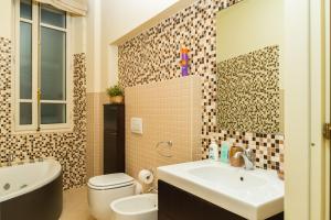 A bathroom at Alessandria Central Apt 10min walk Central Station