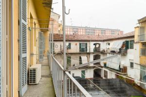 En balkong eller terrasse på Alessandria Central Apt 10min walk Central Station