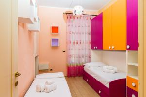 A bed or beds in a room at Alessandria Central Apt 10min walk Central Station