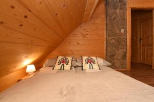 - une chambre avec un lit dans une cabane en rondins dans l'établissement Chata Kaimówka, à Szczyrk
