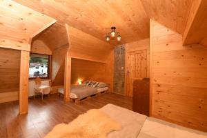 - une chambre avec un lit dans une cabane en bois dans l'établissement Chata Kaimówka, à Szczyrk