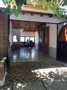 un garaje con una motocicleta estacionada dentro de un edificio en La Casa San Rafael en San Rafael