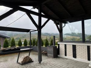 pawilon ze stołem i grillem na patio w obiekcie Tustan Apart w mieście Urych