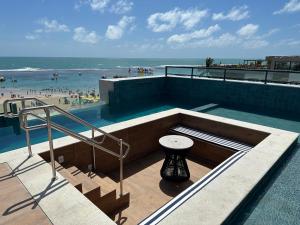 una piscina con vistas a la playa en Porto Galinhas frente mar Mikonos en Ipojuca