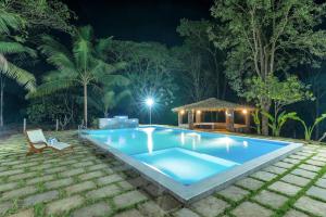 Πισίνα στο ή κοντά στο SaffronStays Laburnum House - 3BHK Pet-Friendly Villa with Pool, Lawn & Countryside Views