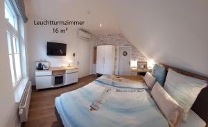 1 dormitorio con 1 cama grande en una habitación en Villa Küstenwind, en Butjadingen