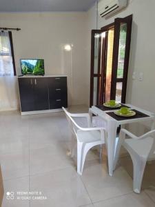 伊格雷日尼亞的住宿－Casa Hermosa，用餐室配有桌子、白色椅子、桌子和椅子