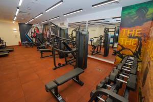 Fitness centrum a/nebo fitness zařízení v ubytování The Grand Lux Hotel