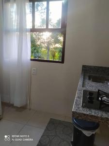 een keuken met een fornuis en een raam bij Casa Hermosa in Igrejinha