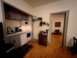 uma cozinha com electrodomésticos brancos e piso em madeira em Oui! Not Your Grandmother's Property em Knoxville