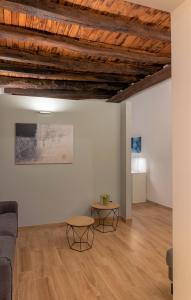 - un salon avec un canapé et une table dans l'établissement Residenza San Leonardo - Viterbo Centro Storico, à Viterbe