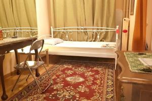 een kleine slaapkamer met een bed en een tapijt bij Little Chill in Athene