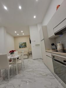 eine Küche und ein Esszimmer mit einem Tisch und Stühlen in der Unterkunft Maison Riefolo in Barletta