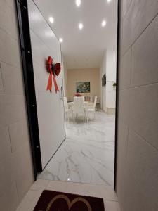 un couloir avec un miroir et une salle à manger dans l'établissement Maison Riefolo, à Barletta