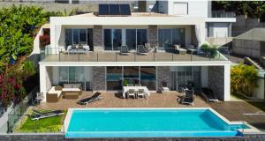 uma vista aérea de uma casa com piscina em Holiday Apartment Ocean View em Ribeira Brava