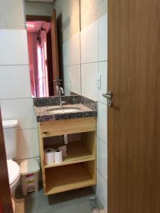 Vonios kambarys apgyvendinimo įstaigoje Apartamento em Luís Correia