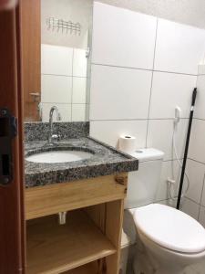 路易斯科雷亞的住宿－Apartamento em Luís Correia，一间带水槽和卫生间的浴室