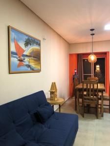 un soggiorno con divano blu e tavolo di Apartamento em Luís Correia a Luis Correia