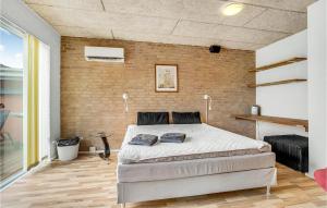 um quarto com uma cama e uma parede de tijolos em 1 Bedroom Amazing Apartment In Hjrring em Hjørring