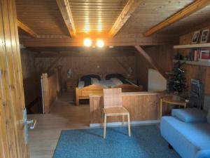 salon z łóżkiem i kanapą w pokoju w obiekcie Ferienhaus am Eichert w mieście Furth im Wald