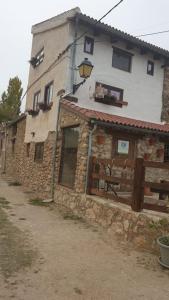 ein altes Steingebäude an der Seite einer unbefestigten Straße in der Unterkunft Preciosa casita rural en la sierra de Segur a, Cazorla y las Villas in Santiago-Pontones